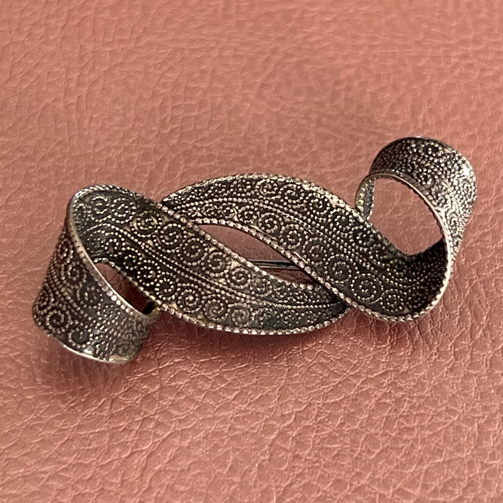 Vintage Beau Sterling Silver Ribbon Pin 49$